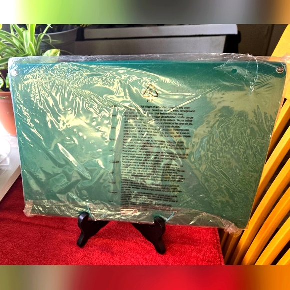 Staples 13 Pocket Expanding File Folder- Letter Size (Dark Green) - Picture 2 of 3